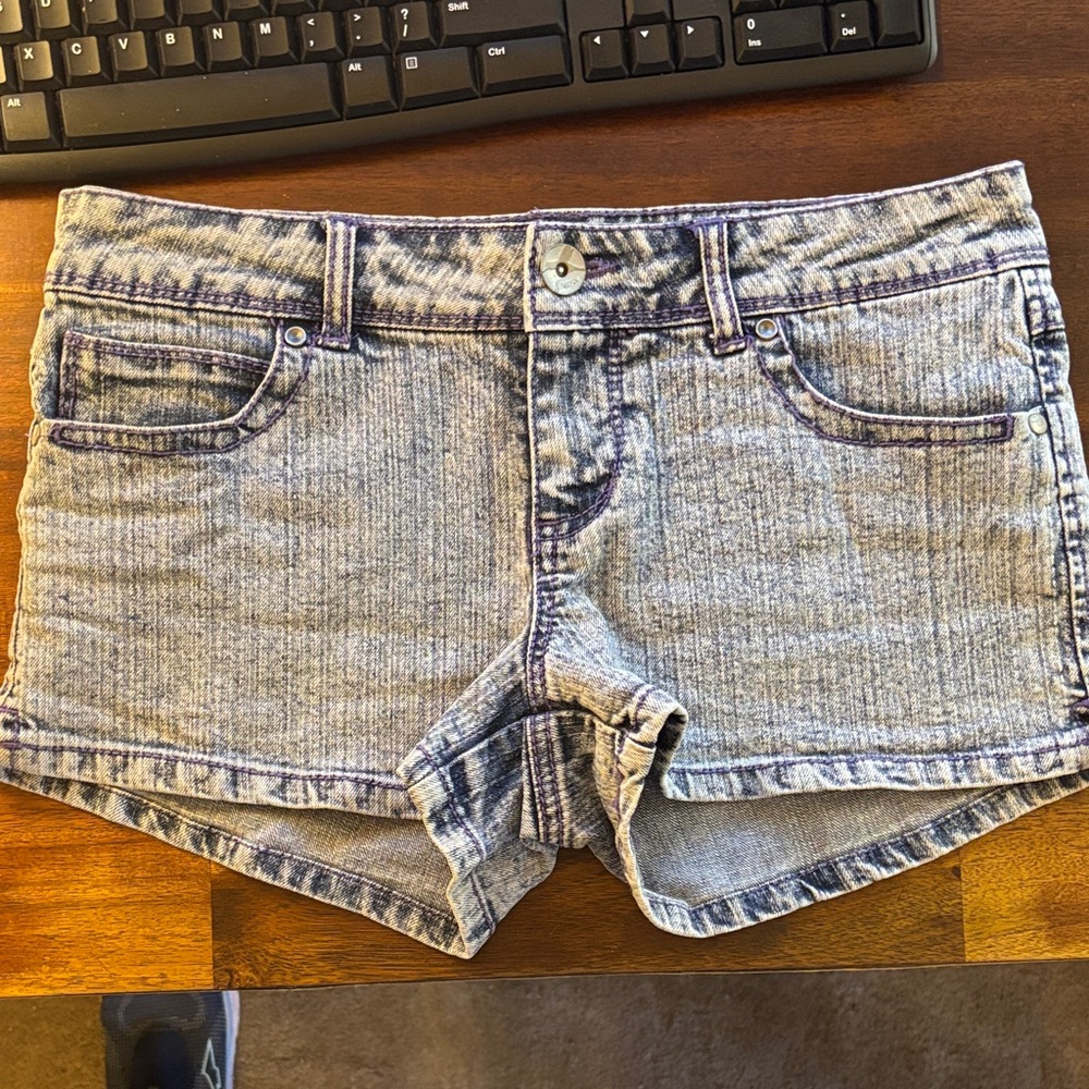 Ladies Junior Size 9 Acid Washed. Stitched in purple. Brand is Grane. 5 pockets